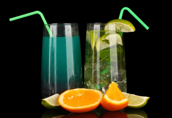 Two cocktails isolated on black — Stock Photo, Image