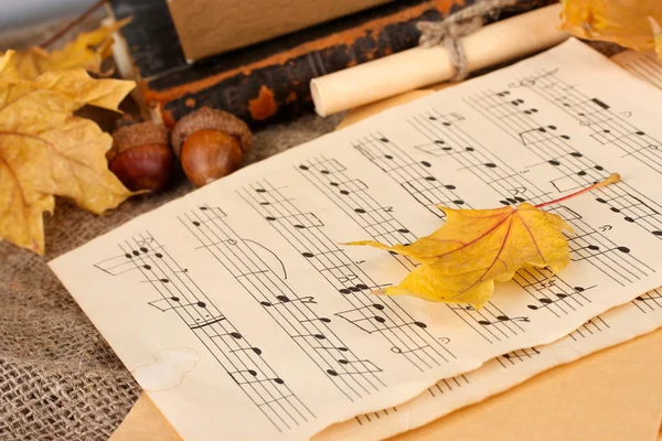 Fondo de otoño: carta romántica y hojas — Foto de Stock