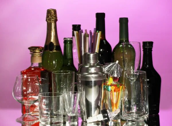 Collection de divers verres et boissons sur fond de couleur — Photo