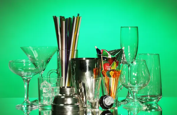 kokteyl shaker ve renkli arka plan üzerinde gözlük
