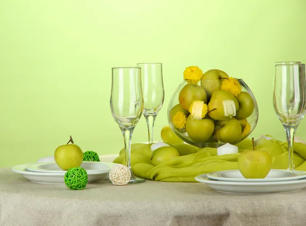 Hermoso ajuste de mesa de vacaciones con manzanas, primer plano —  Fotos de Stock