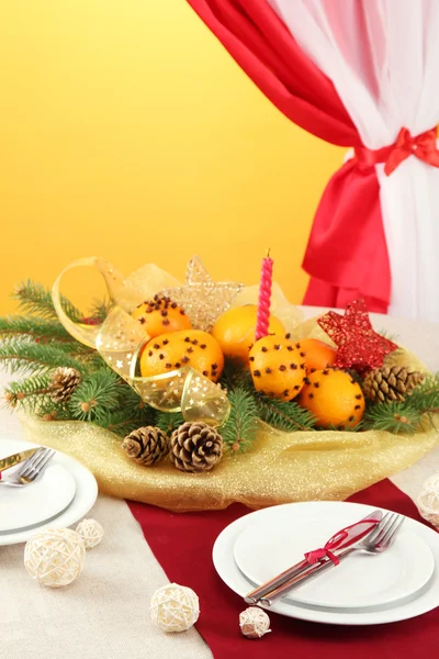 Prachtige Kerstmis tabel omgeving met tangerines en fir tree, close-up — Stockfoto