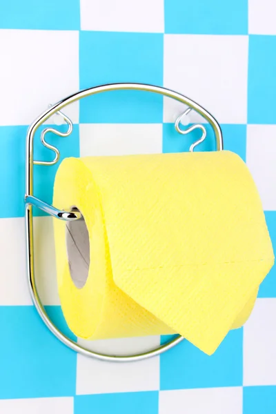 Rulle toalettpapper innehavare fast till vägg — Stockfoto