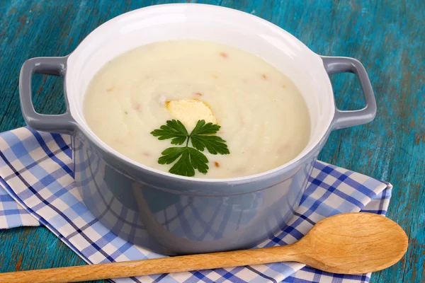 Aardappelpuree in steelpan op blauwe houten tafel — Stockfoto