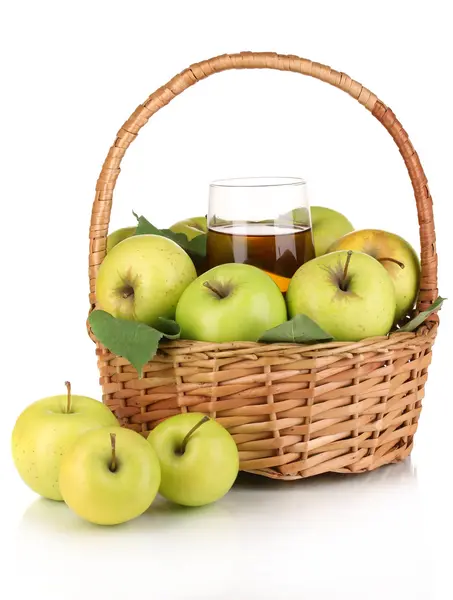 사과 주위 흰색 절연 바구니에 유용한 애플 주스 — 스톡 사진