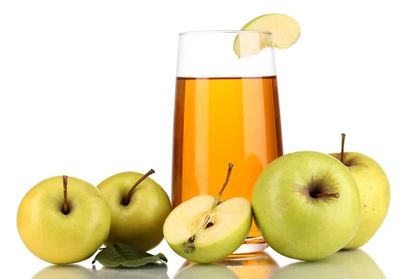 Jugo de manzana útil con manzanas alrededor aisladas en blanco — Foto de Stock