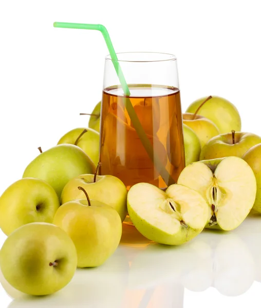 Nuttige appelsap met appels rond geïsoleerde op wit — Stockfoto