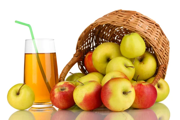 Nützlicher Apfelsaft mit Äpfeln im Korb isoliert auf weiß — Stockfoto