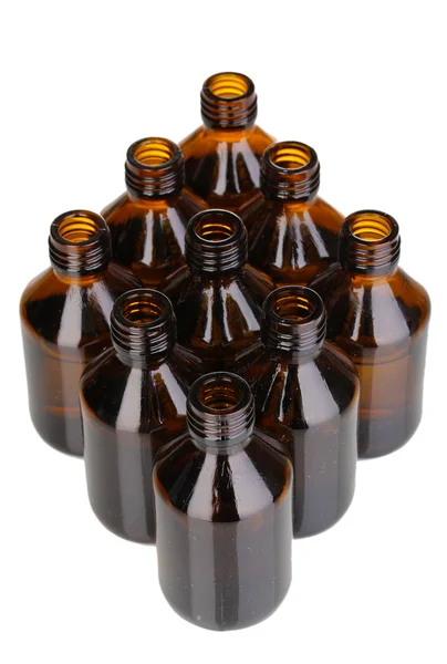 Медичні пляшки в ряд ізольовані на білому — стокове фото