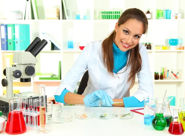 Jonge wetenschapper met petrischaal in laboratorium — Stockfoto