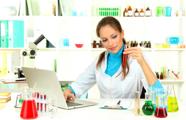 Jeune femme scientifique en laboratoire — Photo