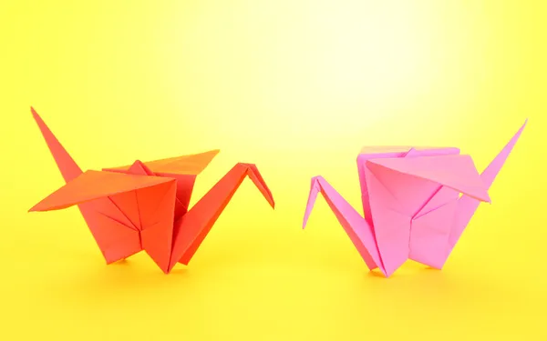 Origami Vinçler Sarı zemin üzerine — Stok fotoğraf