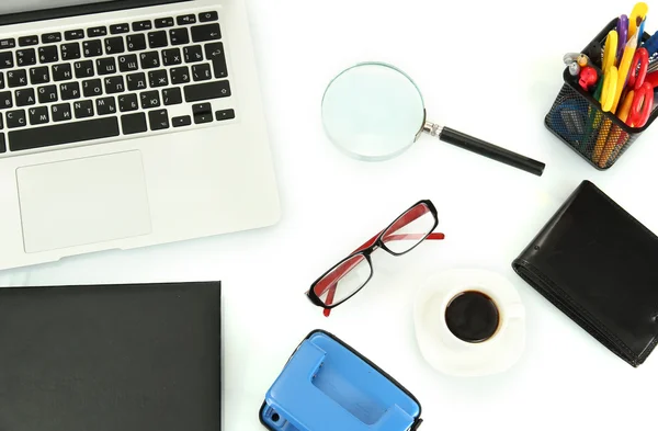 Bürobedarf und Laptop isoliert auf weiß — Stockfoto