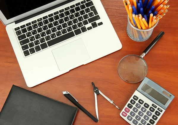 Bureau aanbod en laptop geïsoleerd op wit — Stockfoto