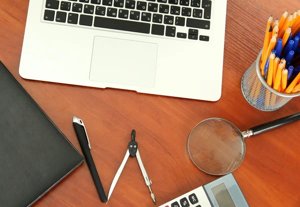 Bürobedarf und Laptop isoliert auf weiß — Stockfoto