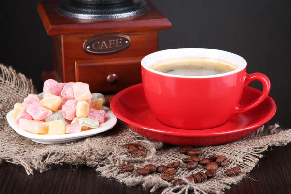 Rote Tasse Kaffee mit Rahat Delight und Kaffeemühle auf Holztisch — Stockfoto