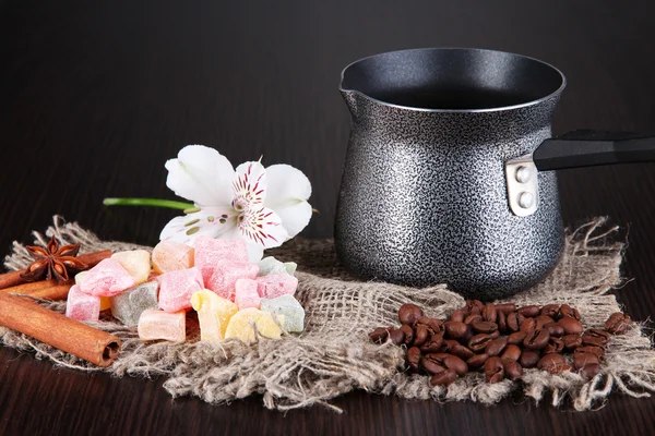 Kaffeekanne mit rahat delight auf Holztisch — Stockfoto