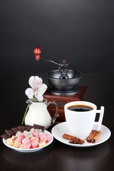 Tasse Kaffee mit Rahat Delight, Milch und Kaffeemühle auf Holztisch — Stockfoto