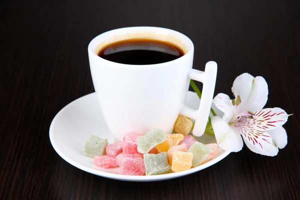 Xícara branca de café turco com deleite rahat na mesa de madeira — Fotografia de Stock