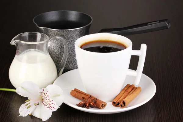 Kopje koffie met rahat vreugde en melk op houten tafel — Stockfoto