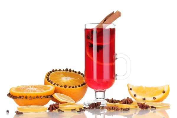 Duftender Glühwein im Glas mit Gewürzen und Orangen ringsum isoliert auf weiß — Stockfoto