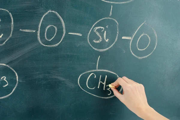 Fórmula de estructura química escrita en pizarra con tiza . — Foto de Stock