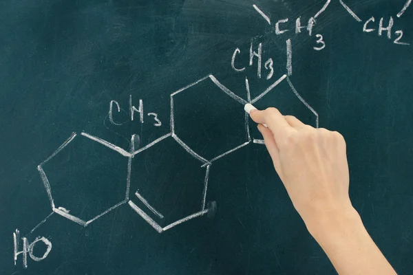 Fórmula de estrutura química escrita em quadro negro com giz . — Fotografia de Stock