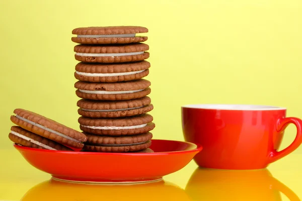 Sarı arka plan kırmızı kremalı katmana çikolata kurabiye plaka — Stok fotoğraf