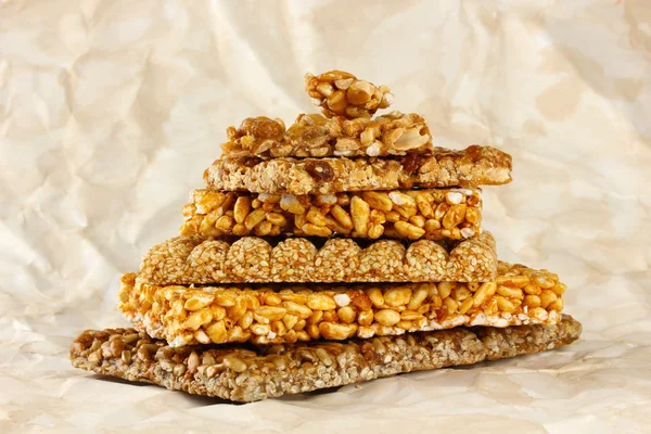 Dolci gustosi (kozinaki), su sfondo di carta marrone — Foto Stock