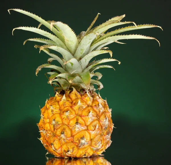 Érett ananász, sötét zöld háttér — Stock Fotó