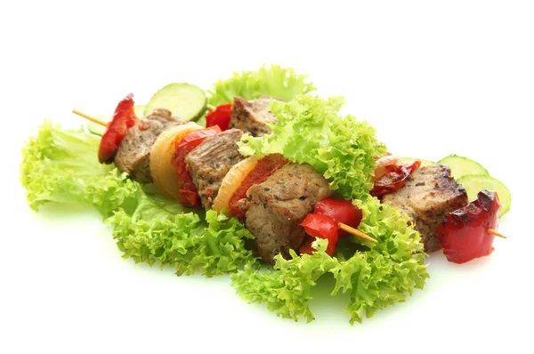 Смачне м'ясо та овочі на шампурах, ізольовані на білому — стокове фото