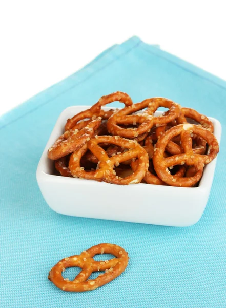 Sabrosos pretzels en tazón blanco aislado en blanco — Foto de Stock