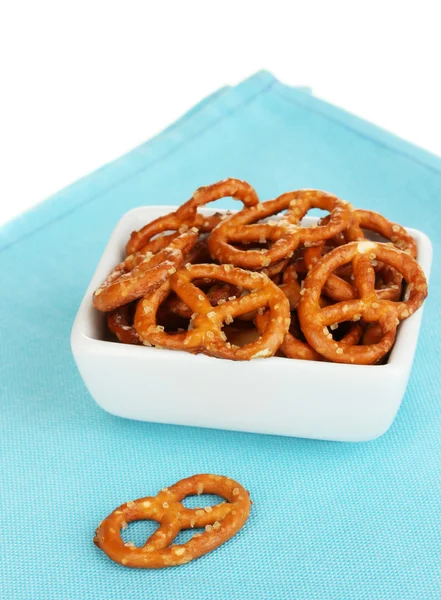 Des bretzels savoureux dans un bol blanc isolé sur blanc — Photo