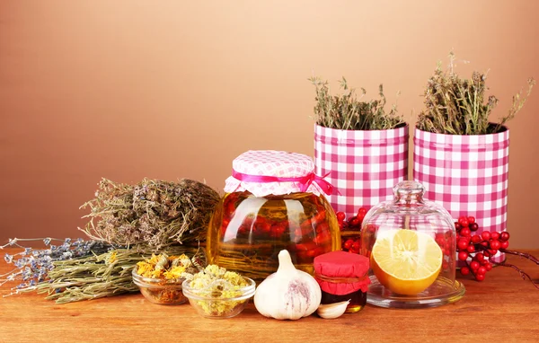 Honing en andere natuurlijke geneeskunde voor winter rookgassen, op houten tafel op bruine achtergrond — Stockfoto