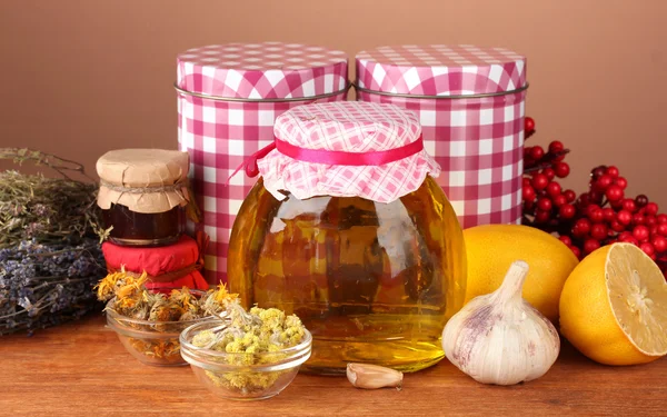 Miel y otras medicinas naturales para la salida de invierno, sobre mesa de madera sobre fondo marrón —  Fotos de Stock