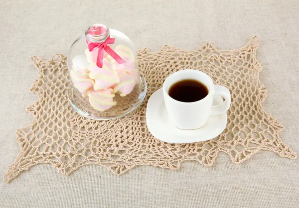 Marshmallows on saucer with transparent cover on light background — Stock Photo, Image