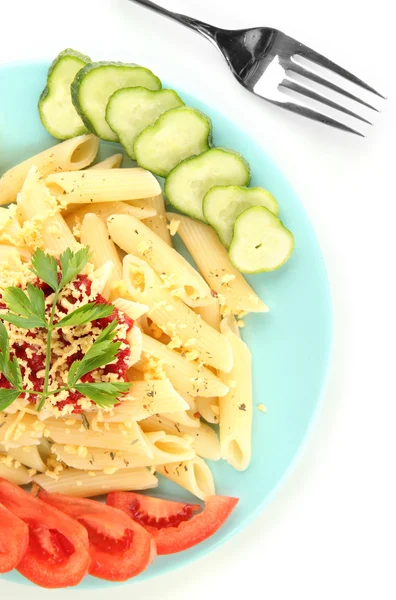 Prato de macarrão Rigatoni com molho de tomate isolado em branco — Fotografia de Stock