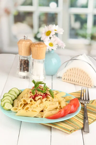 Rigatoni Nudelgericht mit Tomatensauce auf weißem Holztisch im Café — Stockfoto