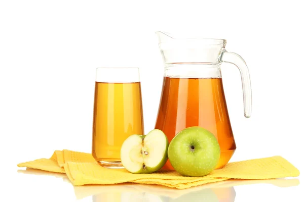 Verre plein et cruche de jus de pomme et de pommes isolées sur blanc — Photo