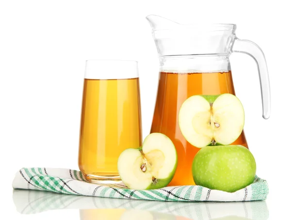 Vaso completo y jarra de zumo de manzana y manzanas aisladas en blanco — Foto de Stock