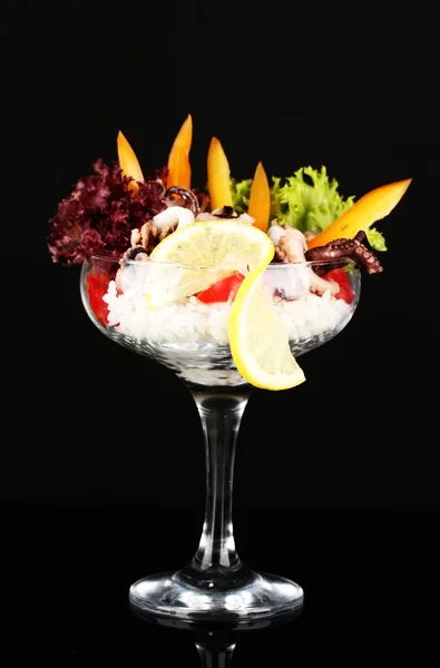 Delikatesy sałatki z owoców morza z ryżem w szkło na czarnym tle — Zdjęcie stockowe