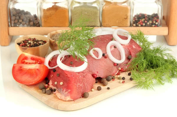 Carne crua de bovino com especiarias — Fotografia de Stock