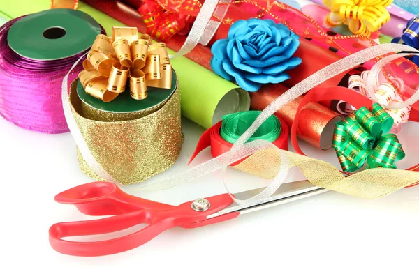 Rollos de papel de regalo de Navidad con cintas, lazos aislados en blanco —  Fotos de Stock