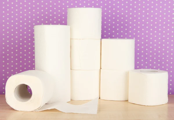 Rolos de papel higiênico em roxo com fundo de pontos — Fotografia de Stock