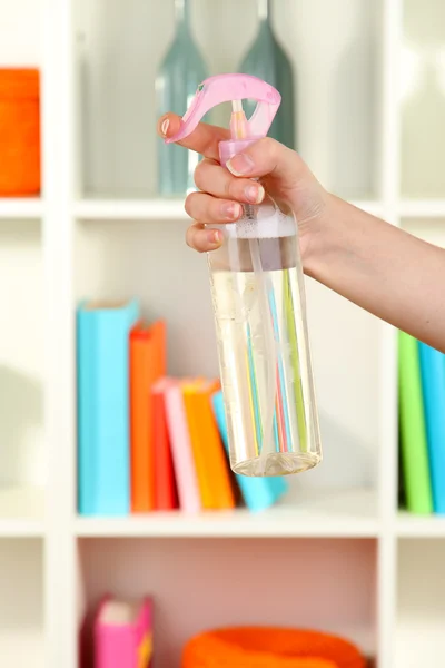 Spray Lufterfrischer in der Hand auf weißen Regalen Hintergrund — Stockfoto