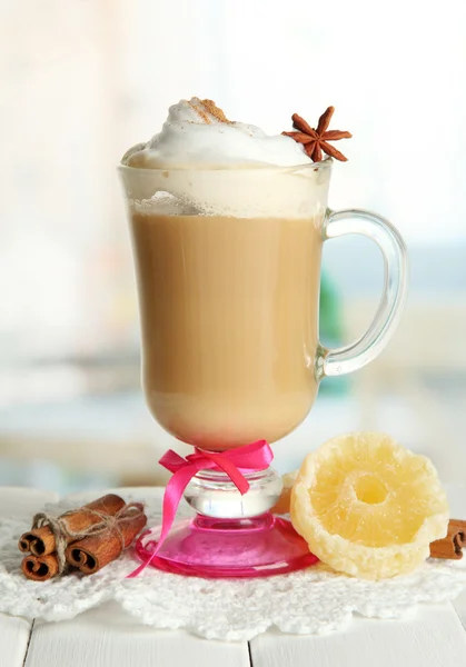 Pachnące kawy latte w Puchar szklany z przyprawami, na drewnianym stole — Zdjęcie stockowe