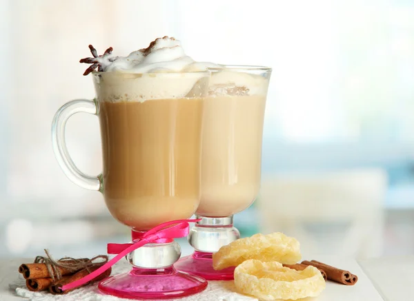 Doftande kaffe latte i glas koppar med kryddor, på träbord — Stockfoto