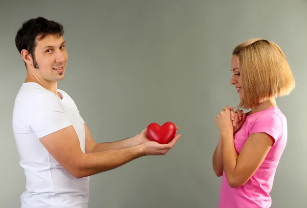 Verliefde paar op grijze achtergrond — Stockfoto