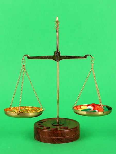 Klassieke schalen met kleur pillen op kleur achtergrond — Stockfoto
