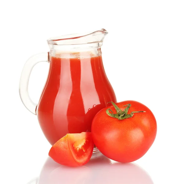 Pot plein de jus de tomate, isolé sur blanc — Photo